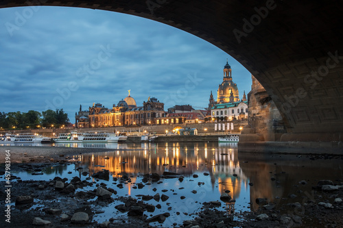 Unter der Brücke, Blick auf der Altstadt von Dresden 