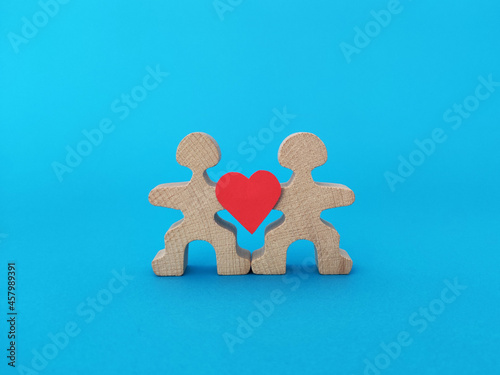 Foto Valentine's day concept, a couple in love and a heart between them