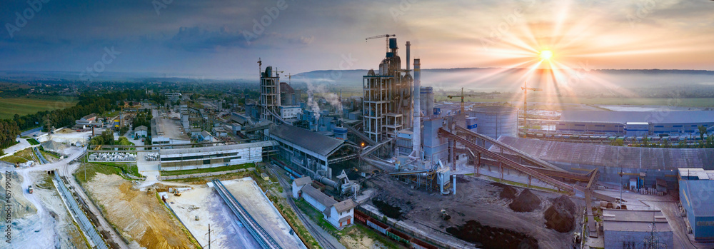 Obraz premium Industrial plant at sunrise in the fog