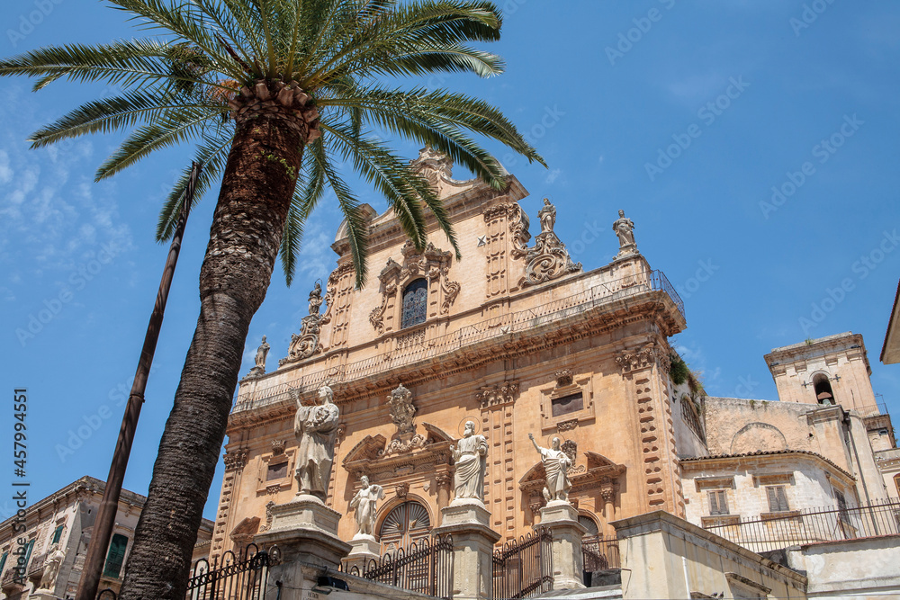 Modica. Facciata barocca e scalinata con statue di santi del Duomo di San Pietro
