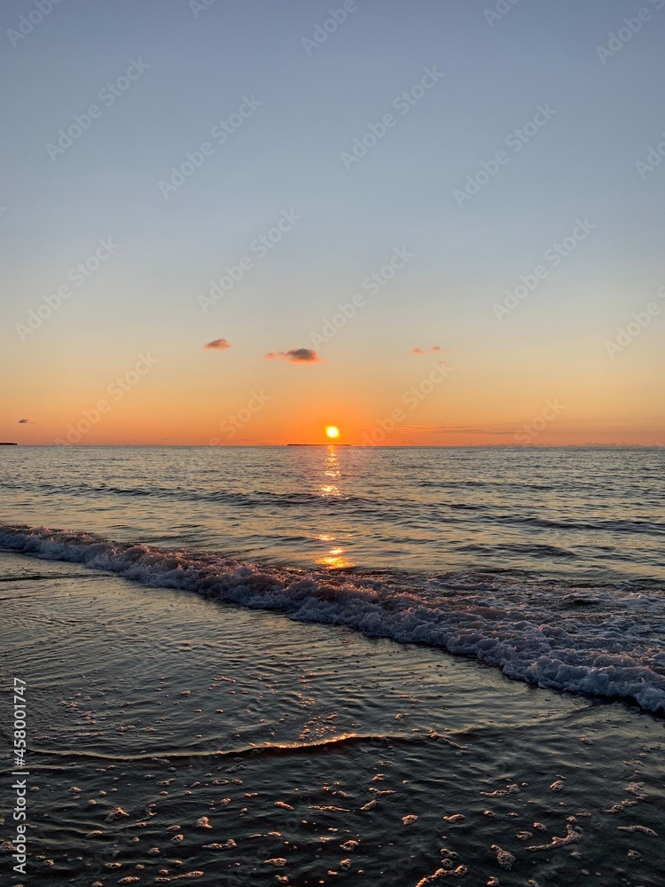 Obraz premium Fantastic orange and purple sunset at the sandy beach, paradise, evening sea background