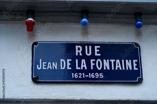 Rue Jean de La Fontaine 1621-1695. . Plaque de nom de rue.