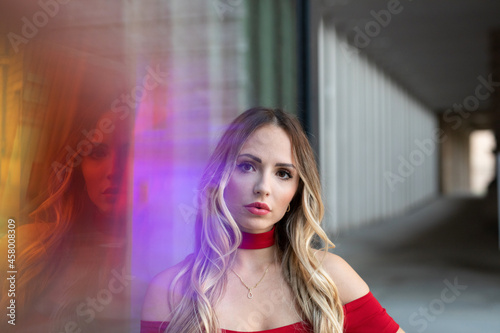 Frau in Weiß Rot Kleid mit Futuristischem Hintergrund