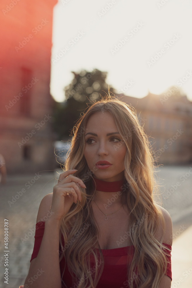 Frau in Weiß Rot Kleid mit Futuristischem Hintergrund Frau in Weiß Rot Kleid mit Futuristischem Hintergrund