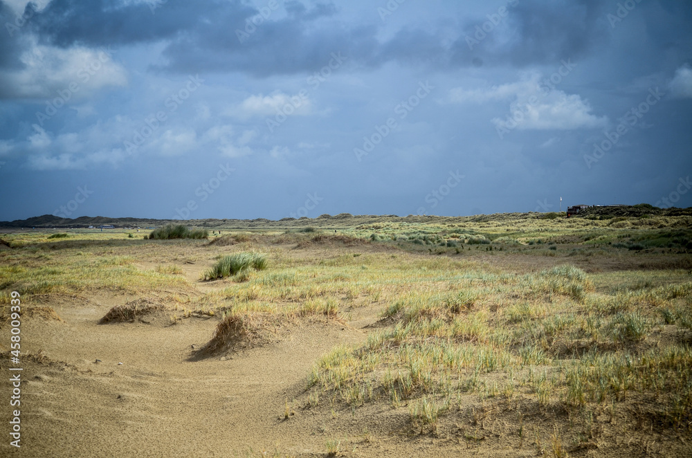 Obraz premium Clouds over the dunes