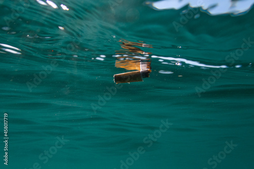 Colilla mar, basura.