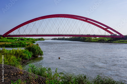 信濃川に架かる赤い橋　本川橋（新潟県燕市・長岡市） © WAWA