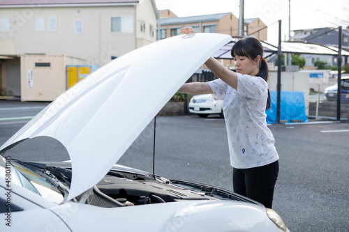 車のボンネットを開ける女性 photo