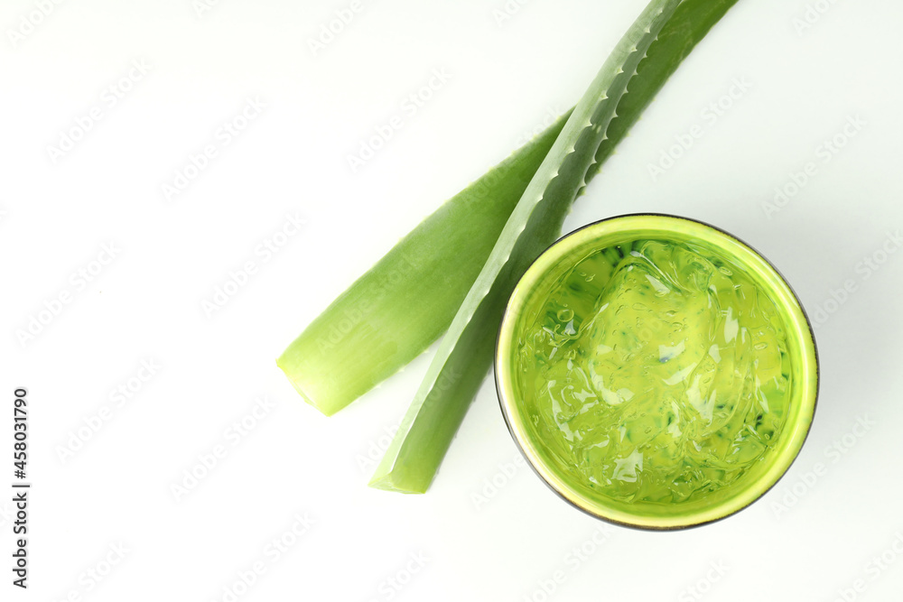 Obraz premium Aloe leaves and bowl with gel on white background