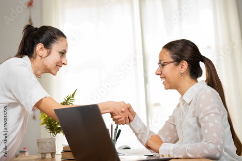 Mujeres de negocios concreta un negocio con su cliente. 