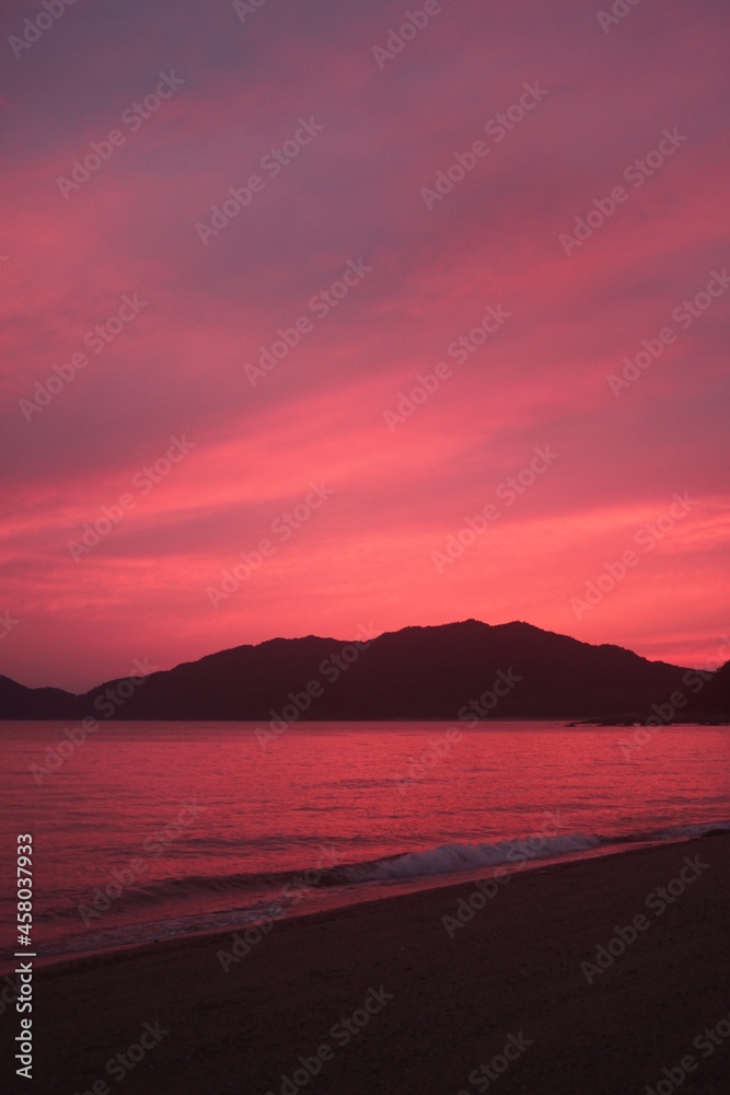 Fototapeta premium SDGs地球環境！炎色に染まる瀬戸内海 赤いソラと海