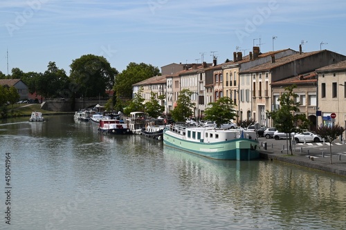 Péniches amarrées sur la rive du canal du Midi à Castelnaudary