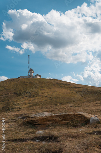 Paisaje de montaña de día con nubes