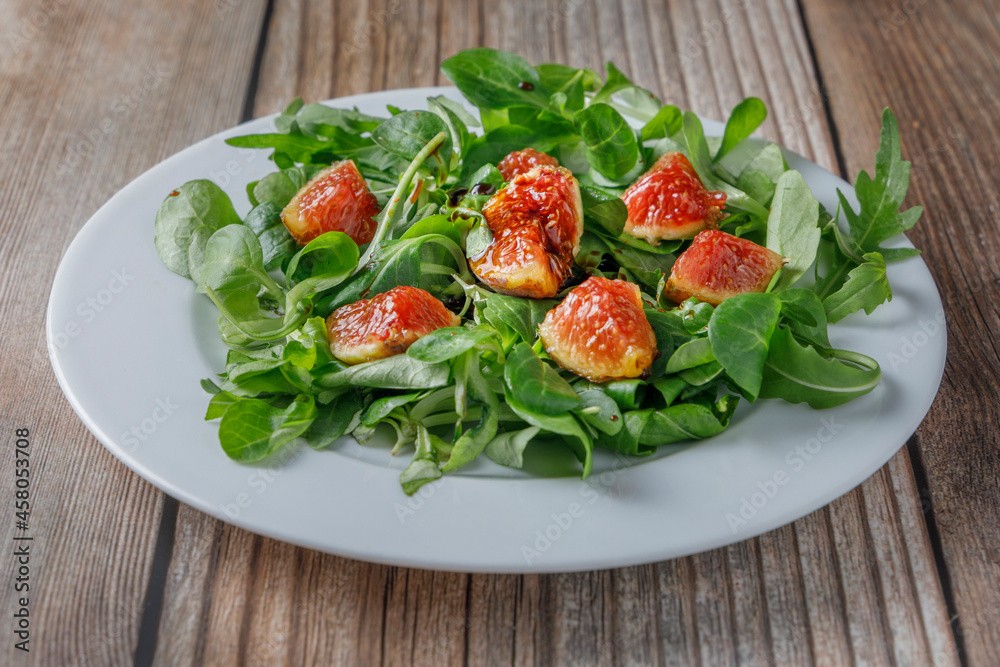 Healthy fig salad with lamb's lettuce and arugula and other vegetables.
