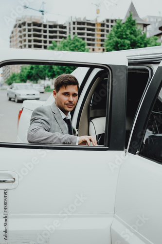 The groom gets in the limousine © Alexandru