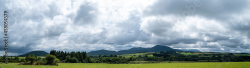 vue panoramique sur la chaine des puys en Auvergne