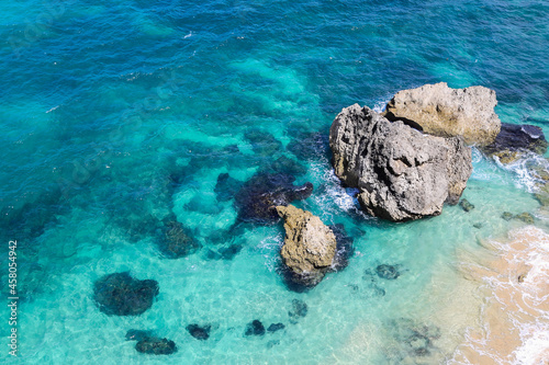 バリの鮮やかな海と岩
