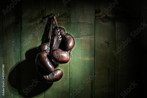 old boxing cloves on wooden wall © Juergen Wiesler