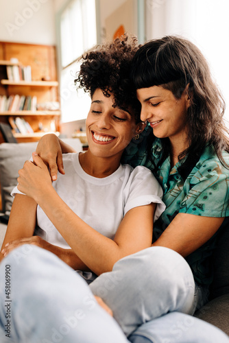 Canvastavla Young lesbian couple cuddling each other