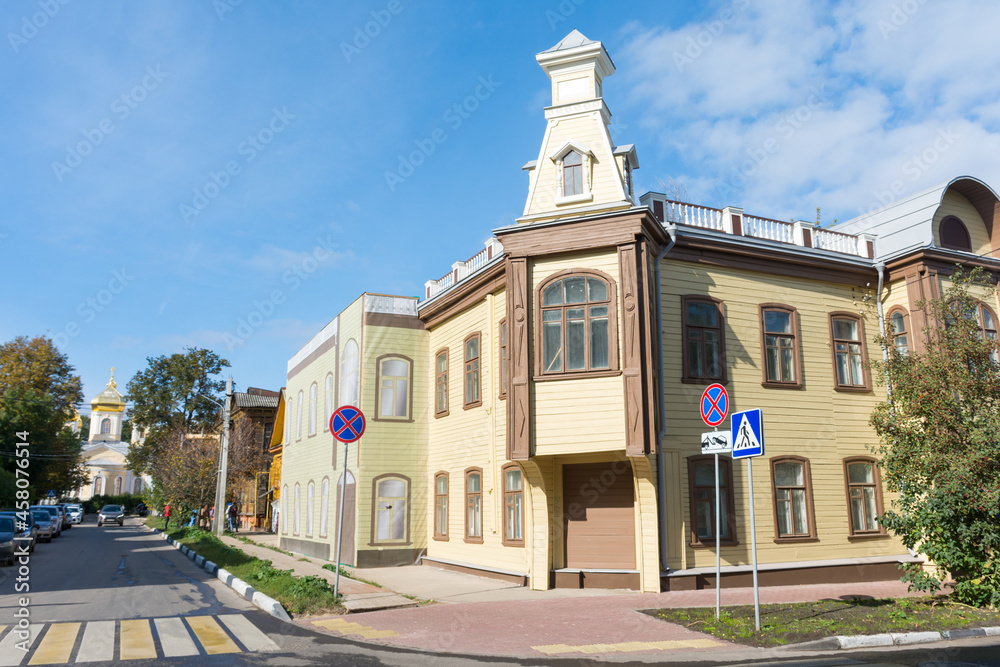 Obraz premium Nizhniy Novgorod. Beautiful old buildings on Slavyanskaya Street in the city center.