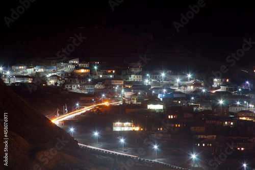 Widok z góry na miasteczko nocą. © WGBN