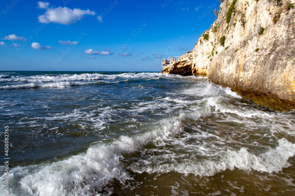 Puglia - Mare -spiaggia - schiuma - onde - trabucco