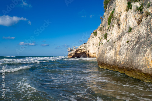 Puglia - Mare -spiaggia - schiuma - onde - trabucco