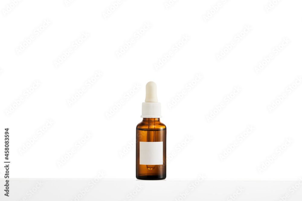 Fototapeta premium Fraco de medicamento com conta gotas e rótulo em branco