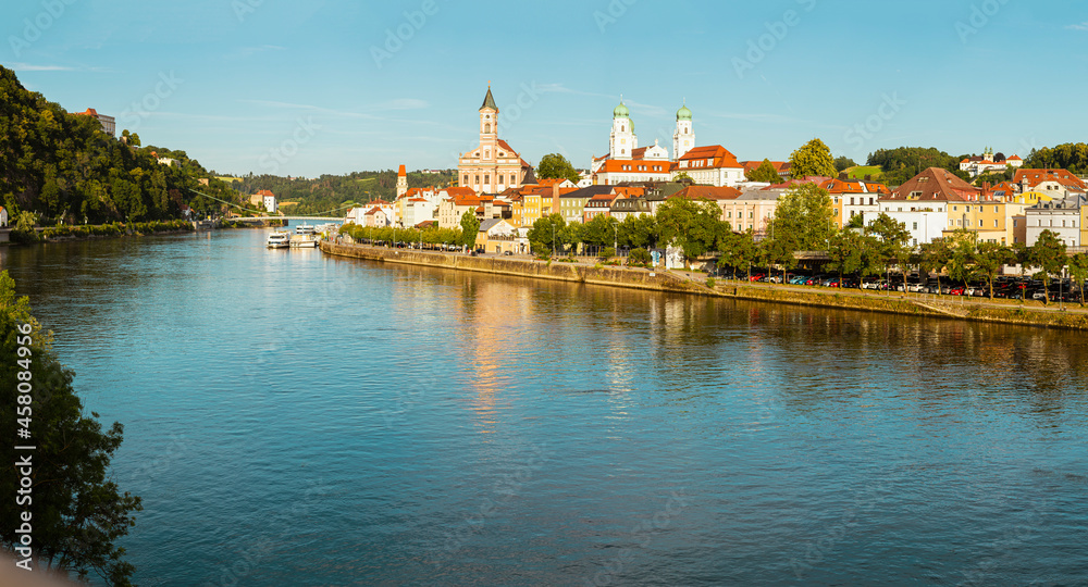 Naklejka premium 06.07.2021, GER, Bayern, Passau: Panorama der Stadt Passau mit Blick über den Fluss Donau in die Altstadt mit dem Stephansdom, der Stadtpfarrkirche St. Paul, dem alten Rathaus.