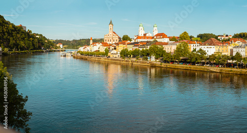 06.07.2021, GER, Bayern, Passau: Panorama der Stadt Passau mit Blick über den Fluss Donau in die Altstadt mit dem Stephansdom, der Stadtpfarrkirche St. Paul, dem alten Rathaus.