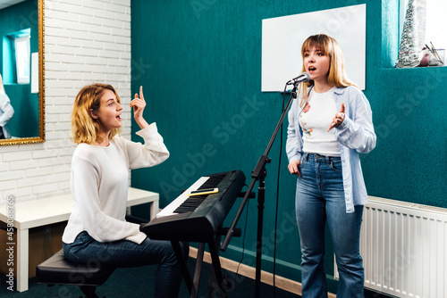 Canvas Print Vocal lesson at music academy
