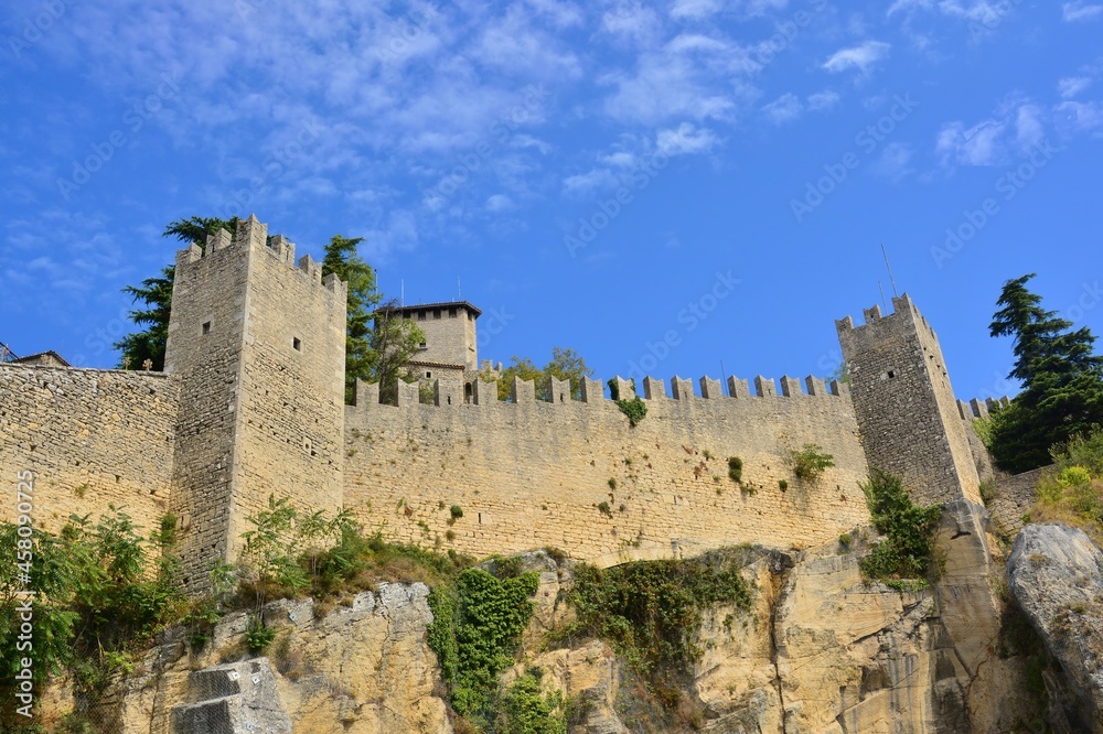 Repubblica di San Marino. 
Le possenti mura che circondano il centro storico della Città di San Marino.