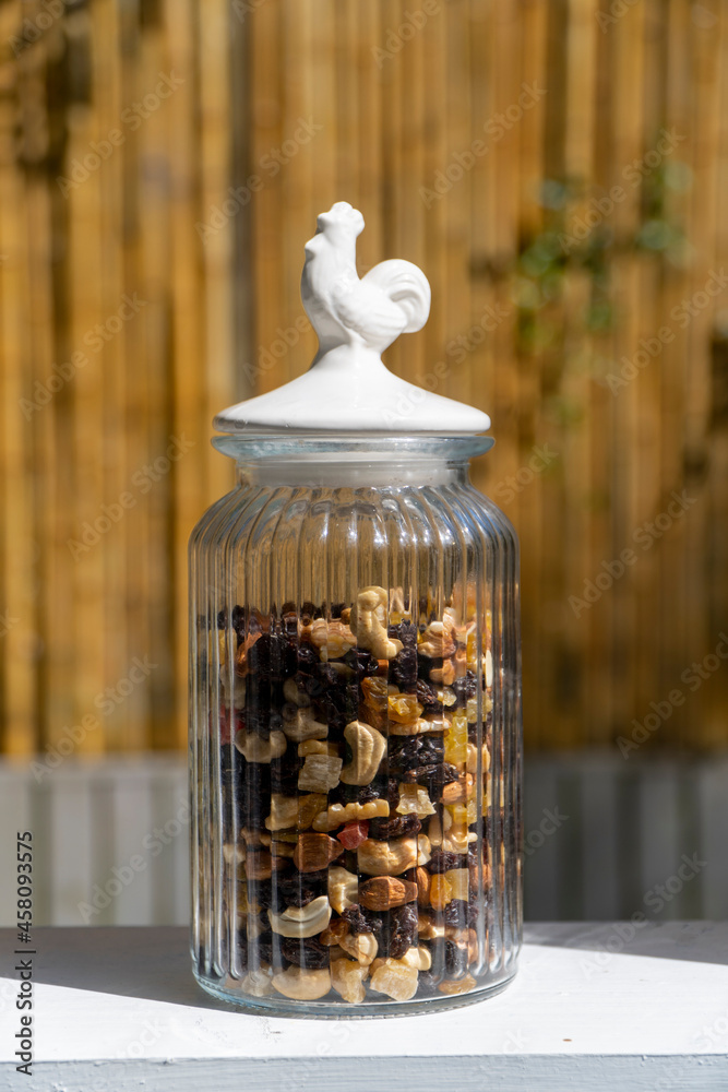 conservando frutos secos para desayunar. conservando frutos secos para desayunar.