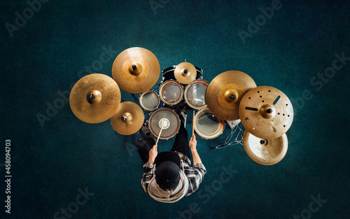 Fotografía Top view a man playing on a complete full drum kit.