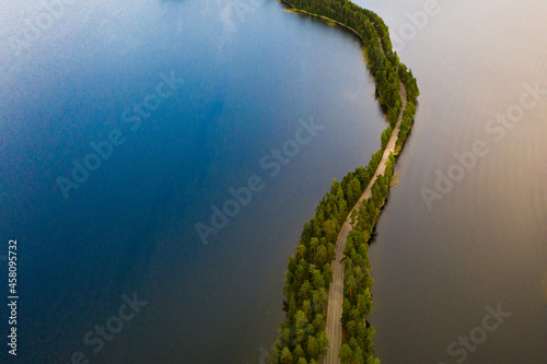 Φωτογραφία Aerial view of a ridge road through a lake in Punkaharju, Finland
