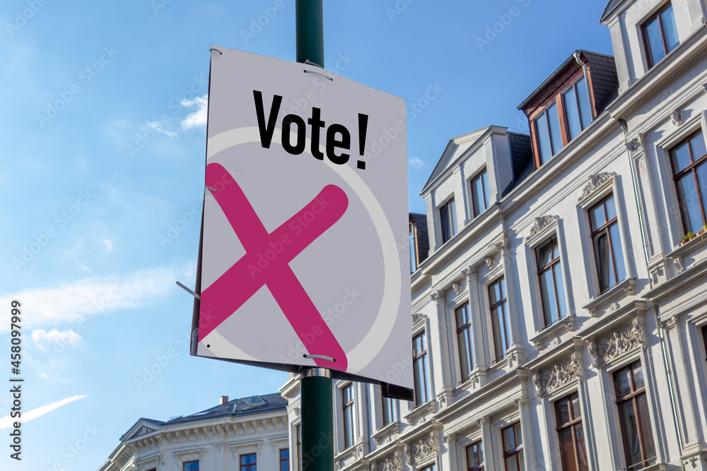 Gedrucktes Wahlplakat montiert am Laternenmast