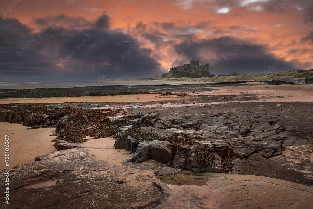 Obraz premium Bamburgh Castle dramatic sunset