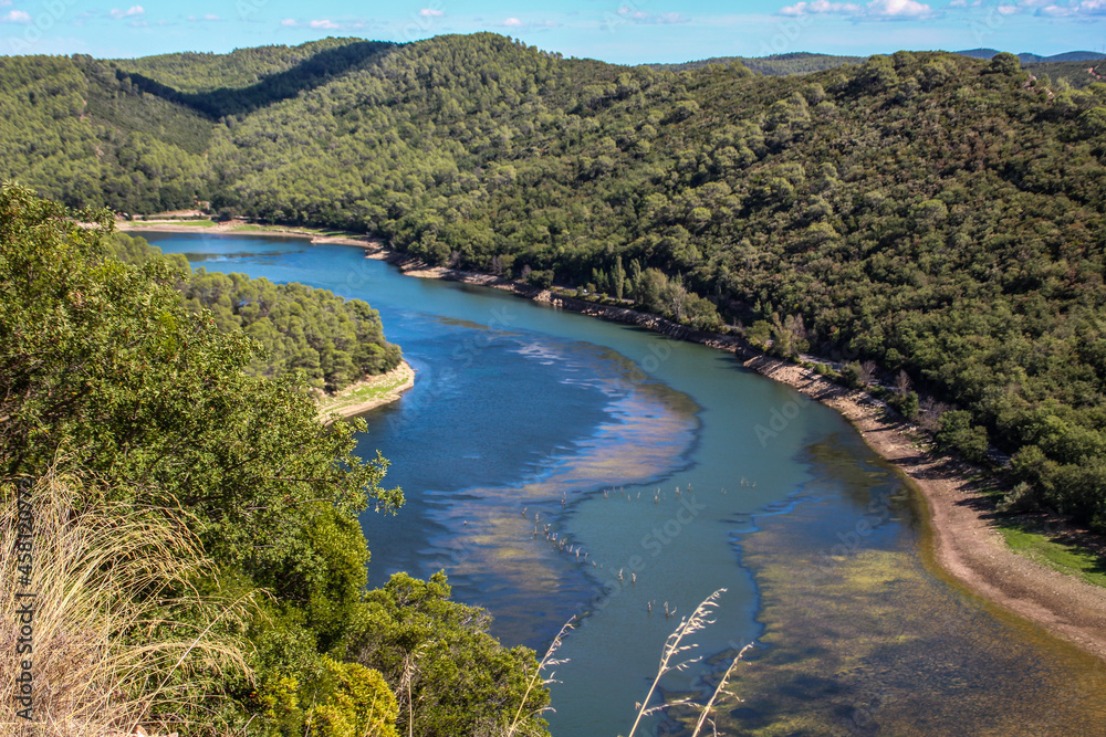 Naklejka premium vue sur un lac de provence