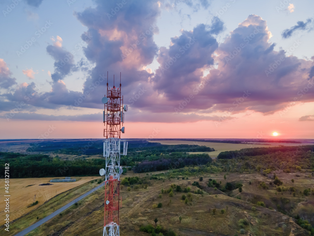 Obraz premium Telecommunication Antenna receiver on cell phone tower with 5G base station transceiver, aerial view. Telecom networking and equipment