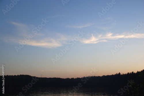 Fotografía A white, weightless cloud spread across the sky