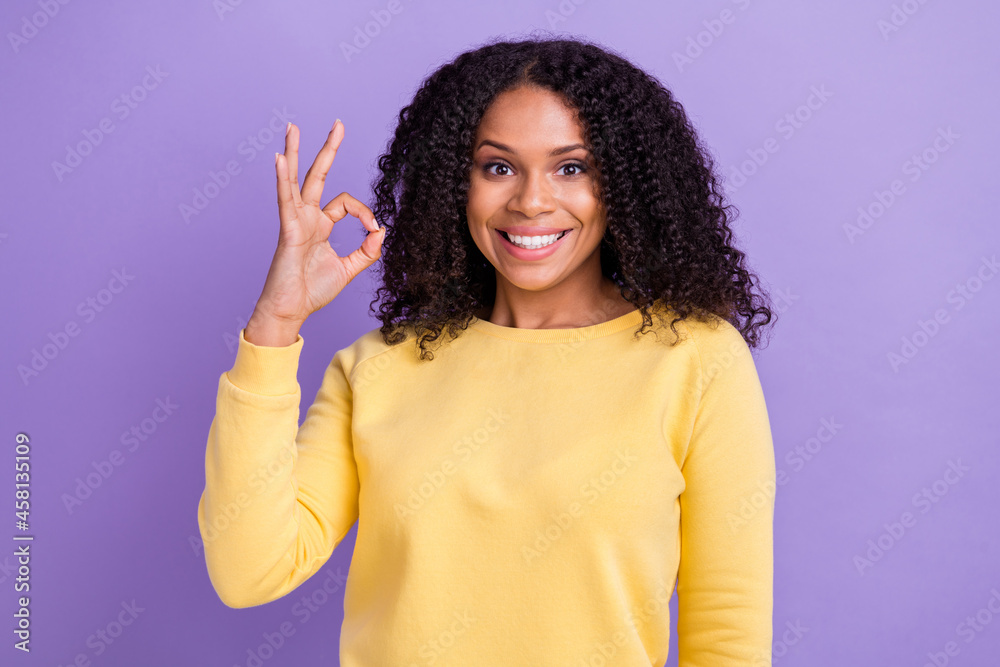 Photo of young smiling gorgeous attractive smiling afro girl showing okay sign approve isolated on purple color background