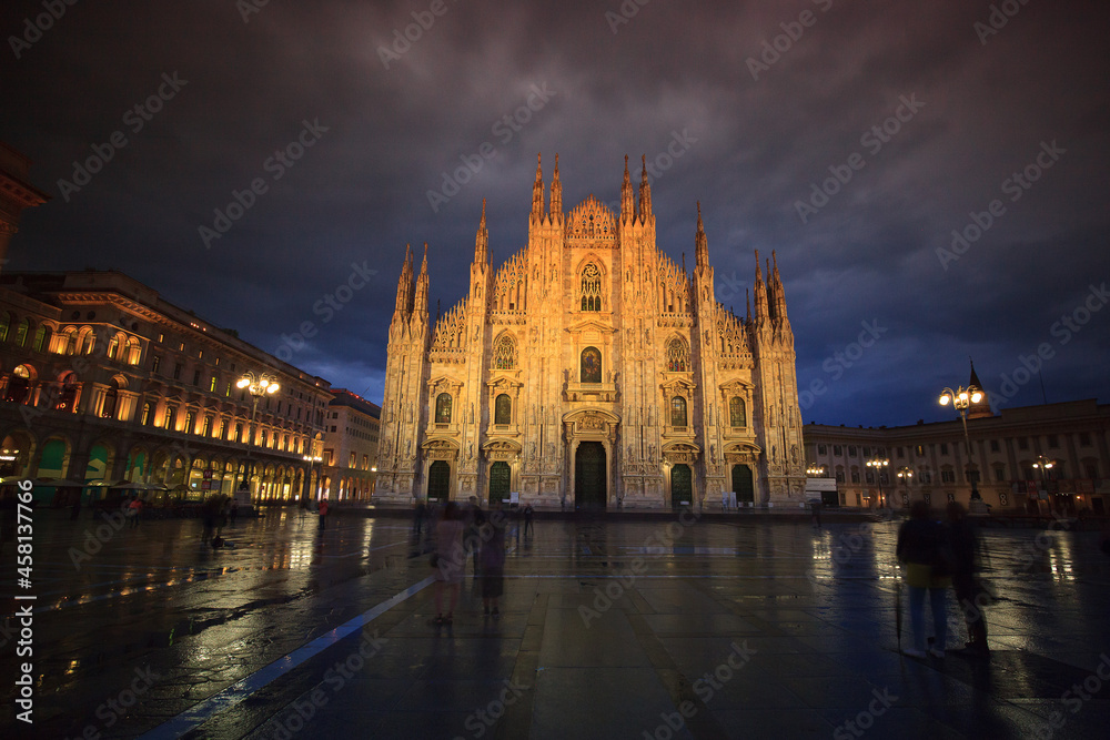 Katedra w Mediolanie - obrazy, fototapety, plakaty 