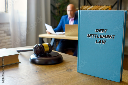 Εκτύπωση καμβά DEBT SETTLEMENT LAW book in the hands of a attorney