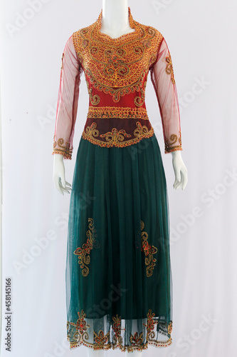 Women's clothes with sequins and embroidery variations are combined with a long skirt with a glamorous ethnic theme. Suitable for attending formal events.