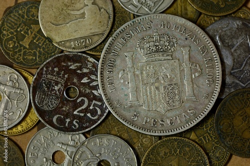 Antiguas monedas de España cuando su moneda era la peseta, anverso y reverso photo