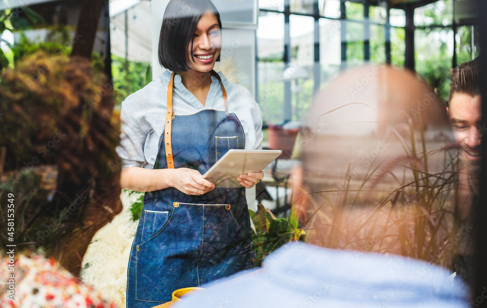 © Rawpixel.com - Group of diverse people in the restaurant © Rawpixel.com - Group of diverse people in the restaurant