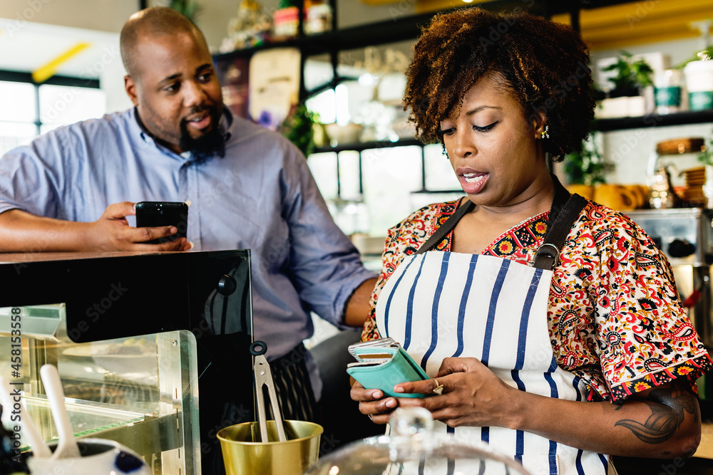 © Rawpixel.com - Cake cafe small business owners © Rawpixel.com - Cake cafe small business owners