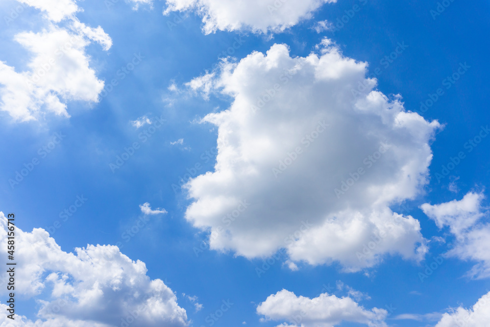 Fototapeta premium 心地よい澄んだ青空と雲の背景素材_g_04