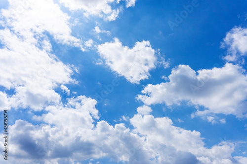 Fototapeta Naklejka Na Ścianę i Meble -  心地よい澄んだ青空と雲の背景素材_g_13