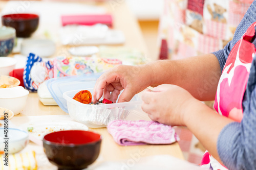 料理教室で味噌玉を作る女性の手元